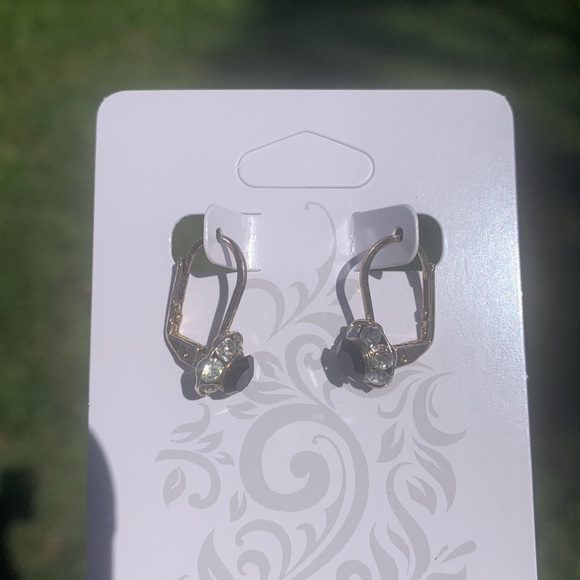 3/$20 Classy Vintage Fashion Bug Earrings - Picture 2 of 6